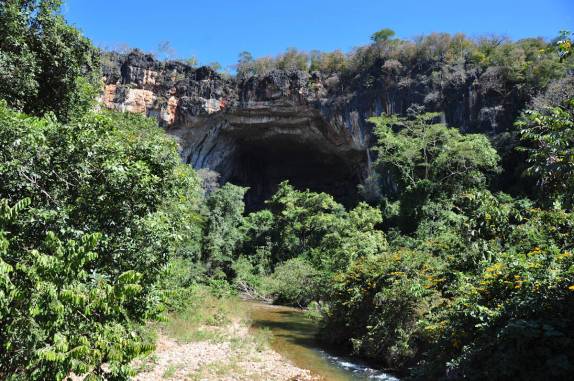 A gigantesca boca da Terra Ronca 1, no P.E. de Terra Ronca, região de São Domingos - GO